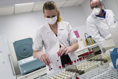 coronavirus laboratorio provette afp