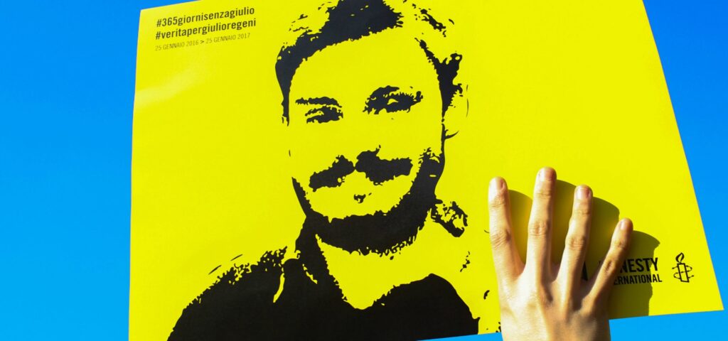 Striscione giallo con la scritta Verità per Giulio Regeni durante una manifestazione pubblica